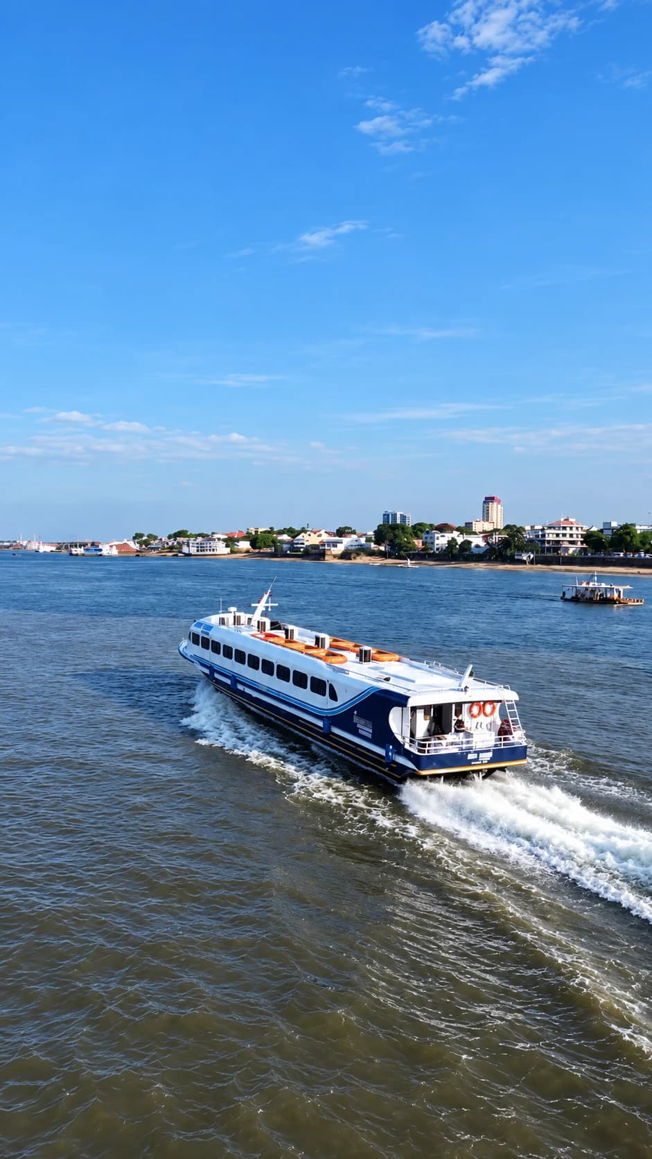 Lancha São Tomé Expresso chegando à cidade pelo rio